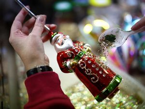 Kerajinan Kaca Polandia Jadi Primadona Dekorasi Natal Dunia