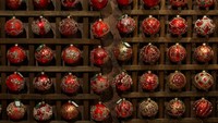 Rak penyimpanan dipenuhi ornamen siap kirim, sebagian di antaranya dipesan khusus dan pernah menghiasi pohon Natal Gedung Putih di Amerika Serikat. REUTERS/Kacper Pempel