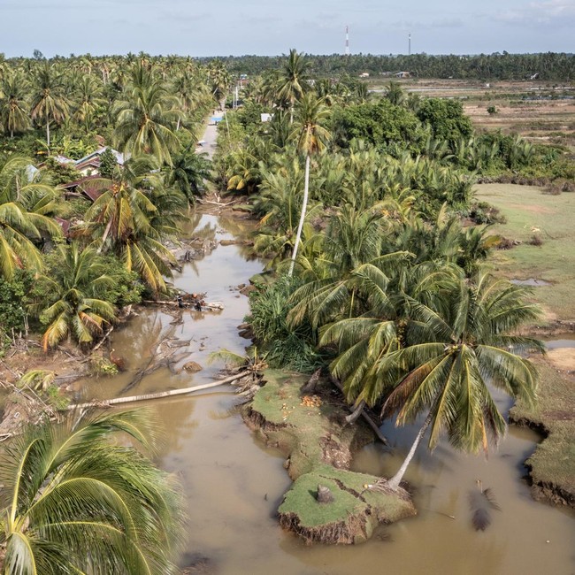 Banjir Memutus Akses Warga di Desa Kuala Keureuto, Aceh Utara