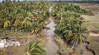 Banjir Memutus Akses Warga di Desa Kuala Keureuto, Aceh Utara