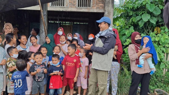 Anies Nyanyi Bareng Anak-anak Korban Banjir-Longsor di Aceh Tamiang