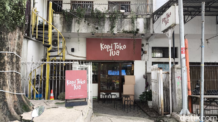 Kopi Toko Tua: Kedai Konsep 80-an di Urat Nadi Kota Bandung
