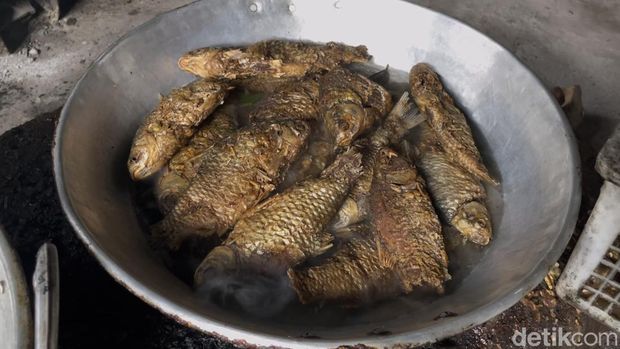 Kuliner mangut wader duri lunak Mangut wader duri lunak di Warung Makan Mbok Sriwanto, di jalan Magelang-Kalibawang, Kalurahan Banjarharjo, Kalibawang, Kulon Progo, Selasa (9/12/2025)