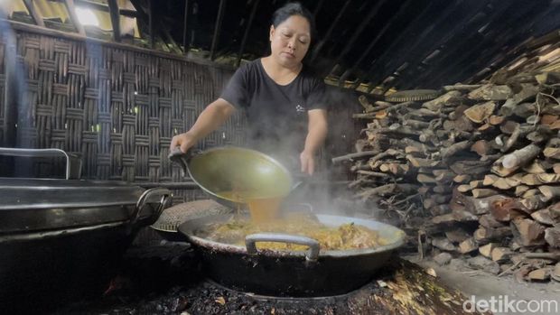 Kuliner mangut wader duri lunak Mangut wader duri lunak di Warung Makan Mbok Sriwanto, di jalan Magelang-Kalibawang, Kalurahan Banjarharjo, Kalibawang, Kulon Progo, Selasa (9/12/2025)