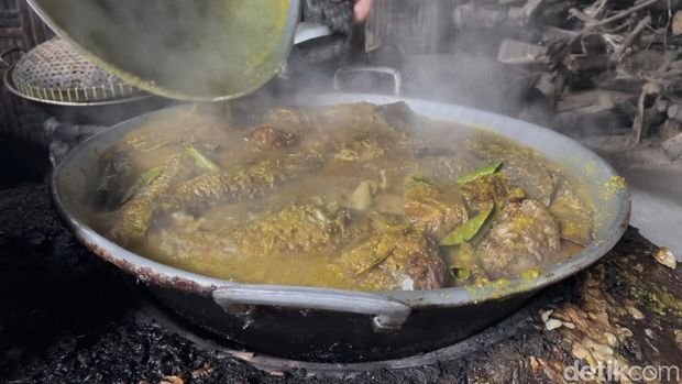 Kuliner mangut wader duri lunak Mangut wader duri lunak di Warung Makan Mbok Sriwanto, di jalan Magelang-Kalibawang, Kalurahan Banjarharjo, Kalibawang, Kulon Progo, Selasa (9/12/2025)