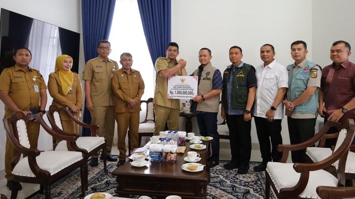 Kunjungan Kemanusiaan ke Sumut, Walkot Pekanbaru Serahkan Bantuan Rp 1,5 M