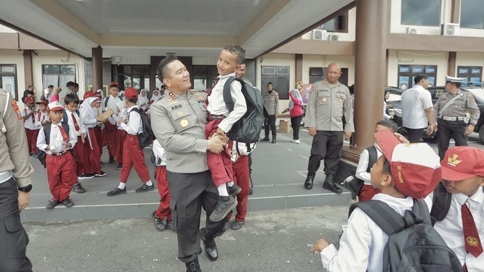 Senangnya Kapolres Blitar Digeruduk Siswa SD, Kantor Mendadak Riuh-Seru