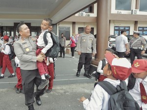 Senangnya Kapolres Blitar Digeruduk Siswa SD, Kantor Mendadak Riuh-Seru