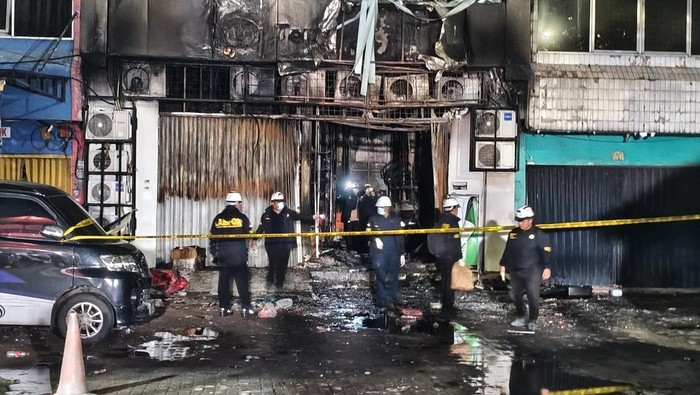 Tim Labfor Polri Gelar Olah TKP Usut Penyebab Kebakaran Gedung Terra Drone