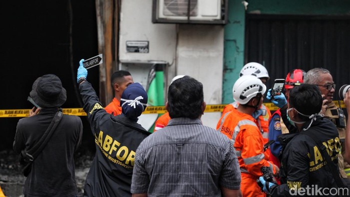 Tim Labfor Polri melakukan olah tempat kejadian perkara untuk menelusuri sumber api pada kebakaran ruko di Jl Letjen Suprapto, Kemayoran, Selasa (9/12/2025).