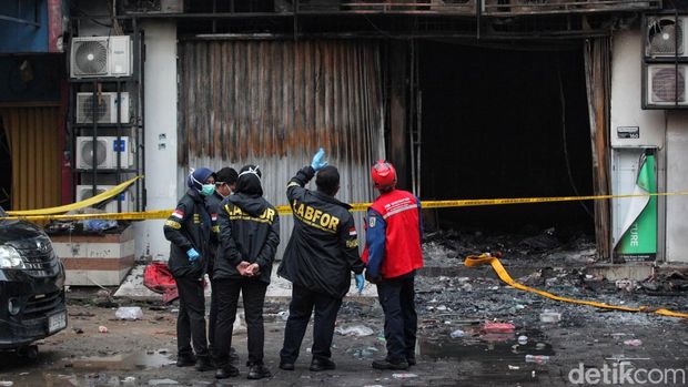 Labfor Polri Telusuri Pemicu Kebakaran Ruko di Kemayoran Tim Labfor Polri melakukan olah tempat kejadian perkara untuk menelusuri sumber api pada kebakaran ruko di Jl Letjen Suprapto, Kemayoran, Selasa (9/12/2025).