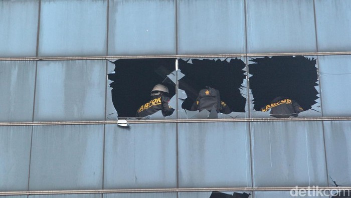 Tim Labfor Polri melakukan olah tempat kejadian perkara untuk menelusuri sumber api pada kebakaran ruko di Jl Letjen Suprapto, Kemayoran, Selasa (9/12/2025).