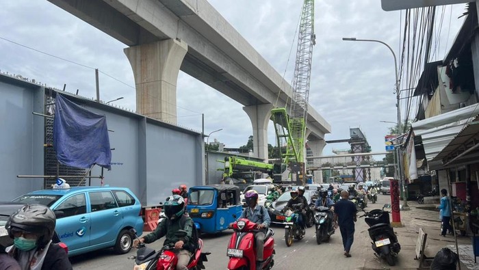 Macet Parah Arah Matraman gara-gara Crane Proyek Parkir