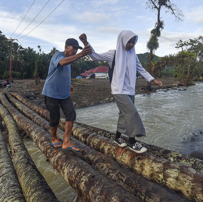 Lewati Sungai dan Jalan Terjal, Pelajar Palembayan Tetap Jalani Ujian