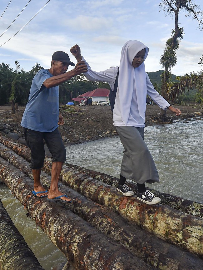 Lewati Sungai dan Jalan Terjal, Pelajar Palembayan Tetap Jalani Ujian