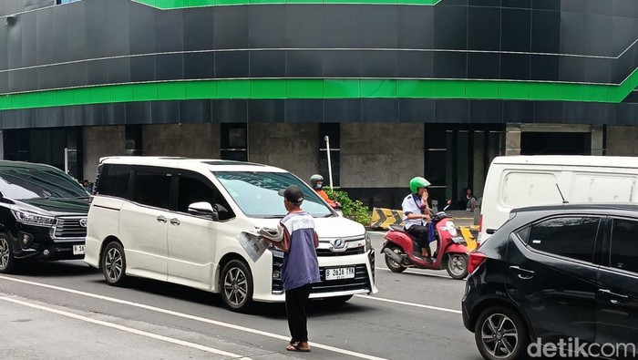 Cuma Segini Untung Loper Koran di Era Digital