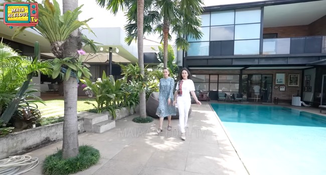 Dalam salah satu video YouTube miliknya terlihat rumah Maia Estianty yang asri dengan gaya modern tropis. Terinspirasi dari vila-vila elegan di Afrika, rumah tersebut tampak megah dengan halaman outdoor yang luas. Foto: YouTube/MAIA ALELDUL TV