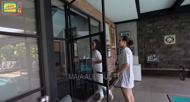 Di dekat kolam renang bagian belakang rumah Maia terdapat ruangan yang ternyata merupakan kamar putra ketiganya, Dul Jaelani. Ruangan tersebut tampak elegan minimalis dengan kaca-kaca besar yang menjadi pintu dan jendela. Foto: YouTube/MAIA ALELDUL TV