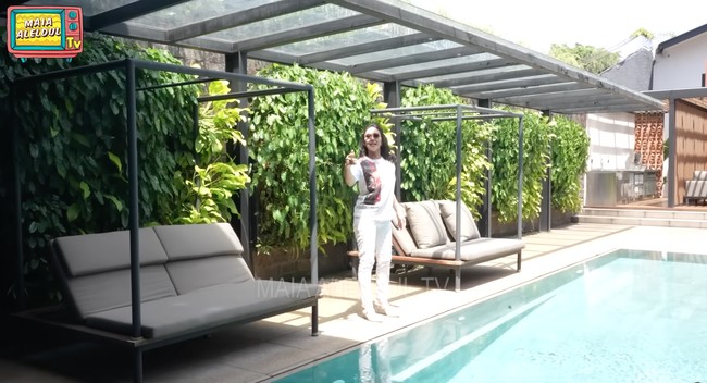 Bagian kolam renangnya sendiri tampak luas dengan air yang sangat jernih. Terdapat beberapa bangku-bangku untuk bersantai. Foto: YouTube/MAIA ALELDUL TV