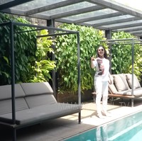 Bagian kolam renangnya sendiri tampak luas dengan air yang sangat jernih. Terdapat beberapa bangku-bangku untuk bersantai. Foto: YouTube/MAIA ALELDUL TV