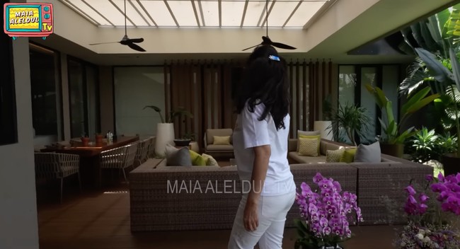 Berkonsep semi outoor ruangan di bagian belakang rumah Maia tampak nyaman dengan sofa dan kipas angin. Beragam tumbuhan yang mengitari rumahnya juga menambah suasana asri dan nyaman untuk bersantai. Foto: YouTube/MAIA ALELDUL TV