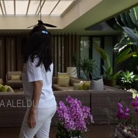 Berkonsep semi outoor ruangan di bagian belakang rumah Maia tampak nyaman dengan sofa dan kipas angin. Beragam tumbuhan yang mengitari rumahnya juga menambah suasana asri dan nyaman untuk bersantai. Foto: YouTube/MAIA ALELDUL TV