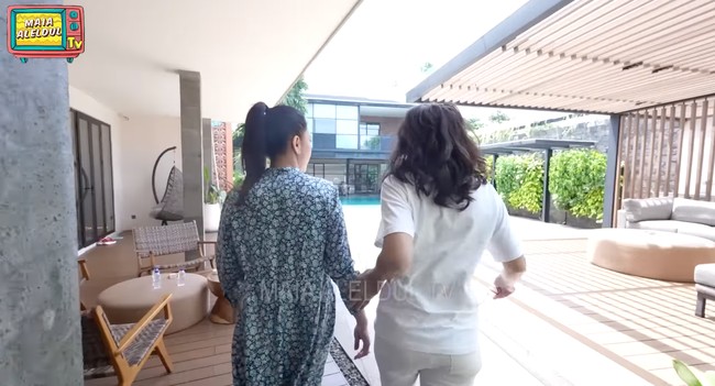 Saat berbincang dengan Bunda Corla, Maia juga sempat mengungkapkan jika air di kolam renangnya itu mengandung anti aging sehingga membuatnya tak cepat menua. Ini airnya anti aging, anti tua. Jadi airnya tidak mengandung kaporit, terang Maia. Foto: YouTube/MAIA ALELDUL TV