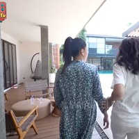 Saat berbincang dengan Bunda Corla, Maia juga sempat mengungkapkan jika air di kolam renangnya itu mengandung anti aging sehingga membuatnya tak cepat menua. Ini airnya anti aging, anti tua. Jadi airnya tidak mengandung kaporit, terang Maia. Foto: YouTube/MAIA ALELDUL TV