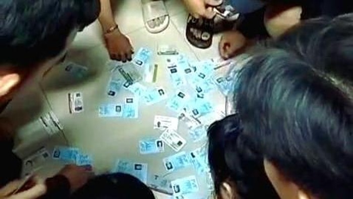 Masyarakat tengah melakukan pengundian tiket pesawat di Krayan. (Istimewa)