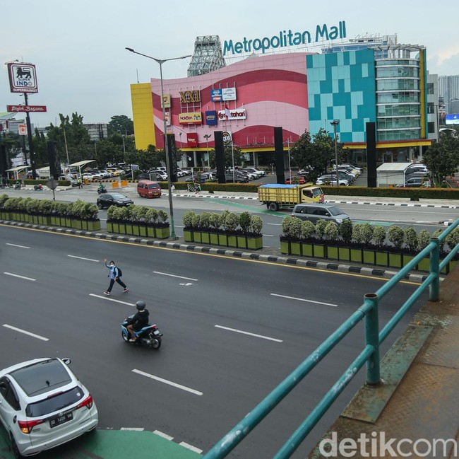Melihat JPO Viral Tanpa Pengaman di Bekasi