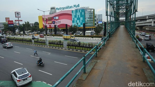 Melihat JPO Viral Tanpa Pengaman di Bekasi