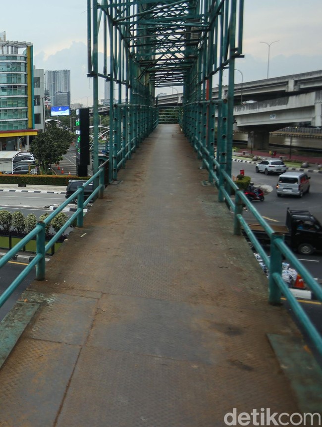 Melihat JPO Viral Tanpa Pengaman di Bekasi