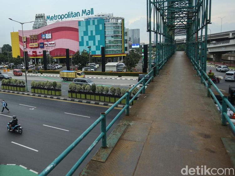 Melihat JPO Viral Tanpa Pengaman di Bekasi