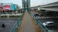 Jembatan Penyeberangan Orang (JPO) di jalan Ahmad Yani, Bekasi viral tanpa pengaman. Besi-besi yang harusnya jadi pengaman hilang.