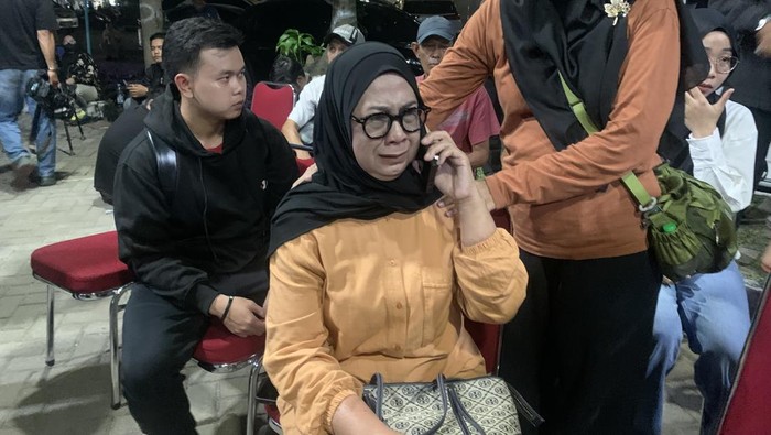 Tangis Ibu Korban Kebakaran Terra Drone, Coba Hubungi HP Anaknya Tapi Tak Aktif