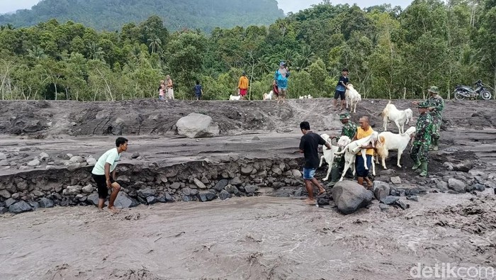 Momen TNI bantu warga melintasi banjir