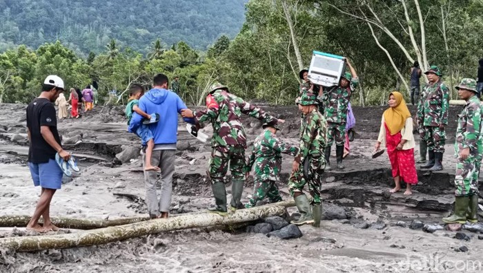 Momen TNI bantu warga melintasi banjir