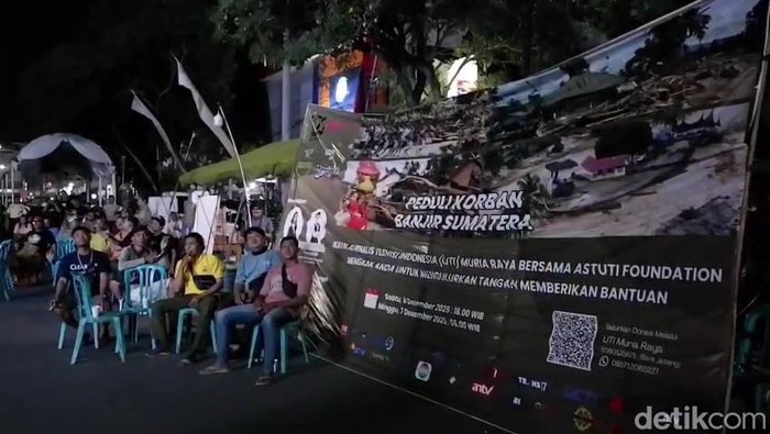 Guyub Warga Pati Dukung Timnas Sambil Donasi untuk Sumatera