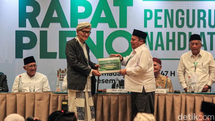 Pengurus Besar Nahdlatul Ulama KH Miftachul Akhyar menyerahkan donasi Rp 2 miliar untuk kemanusiaan di Sumatra dan Aceh dalam rapat pleno PBNU di Jakarta, Selasa (9/12/2025).