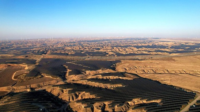 WUZHONG, CHINA - DECEMBER 08: An aerial view shows of rows of solar panels delivering green electricity on the Gobi Desert on December 8, 2025 in Wuzhong, Ningxia Hui Autonomous Region of China. In recent years, Ningxia has fully utilized land resources such as deserts and wastelands to develop the clean energy industry, underscoring its commitment to benefit the environment and the local community. (Photo by Zhou Xupeng/VCG via Getty Images)