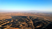 Hamparan gurun Gobi di Wuzhong, Ningxia Hui Autonomous Region, kini berubah menjadi pusat penghasil energi hijau. Selama beberapa tahun terakhir, pemerintah daerah Ningxia memaksimalkan pemanfaatan lahan gurun dan tanah tandus untuk pengembangan industri energi bersih. VCG via Getty Images/VCG