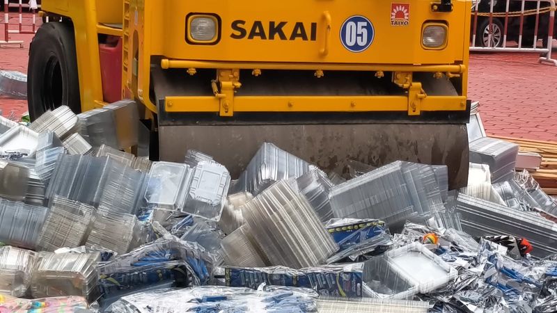 Pemusnahan barang palsu oleh Kemenkum (Kurniawan/detikcom)