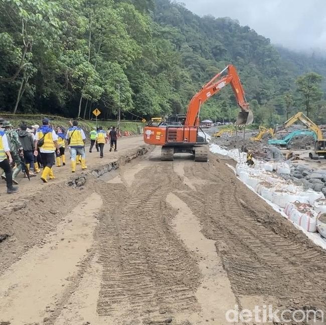 Melihat Perbaikan Jalan Lembah Anai