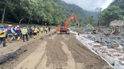Melihat Perbaikan Jalan Lembah Anai