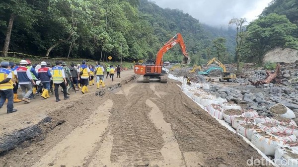 Melihat Perbaikan Jalan Lembah Anai
