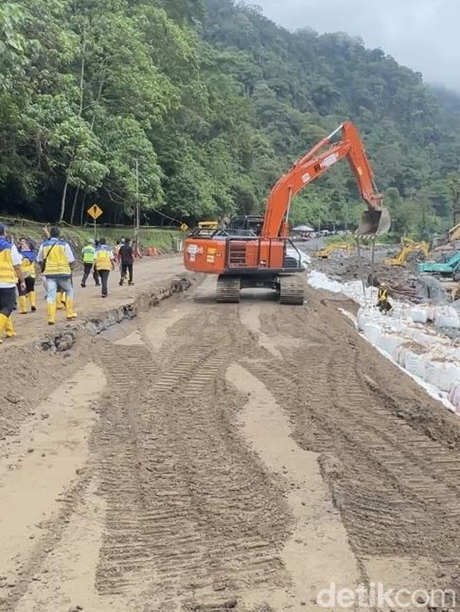 Melihat Perbaikan Jalan Lembah Anai