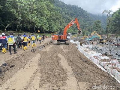 Melihat Perbaikan Jalan Lembah Anai
