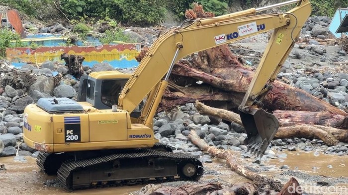 Selain menyebabkan jalan amblas, musibah itu juga menyebabkan terjadinya longsoran di jembatan kembar perbatasan Kota Padang Panjang. (Jeka Kampai/detikSumut)