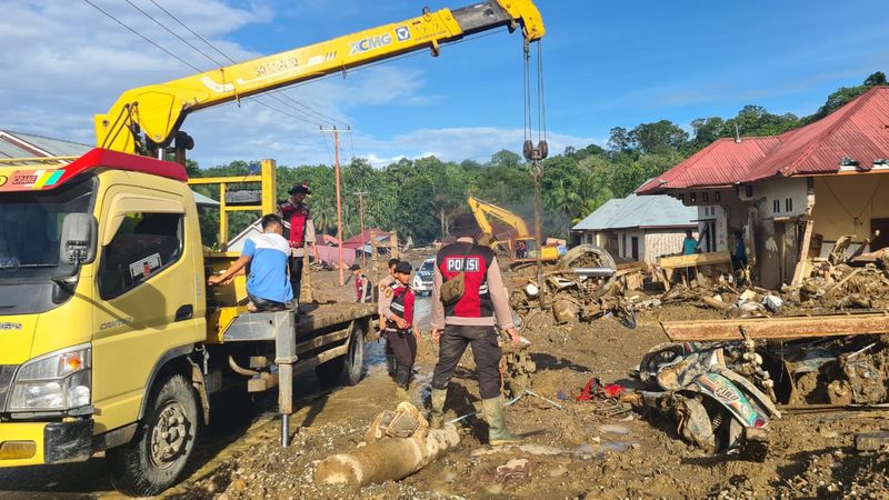 Personel Polda Riau dan Sumbar bantu pembersihan lingkungan terdampak galodo di Agam (Mei Amelia/detikcom) Personel Polda Riau dan Sumbar bantu pembersihan lingkungan terdampak galodo di Agam (Mei Amelia/detikcom)