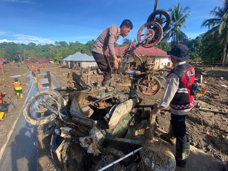 Personel Polda Riau dan Sumbar bantu pembersihan lingkungan terdampak galodo di Agam (Mei Amelia/detikcom) Personel Polda Riau dan Sumbar bantu pembersihan lingkungan terdampak galodo di Agam (Mei Amelia/detikcom)